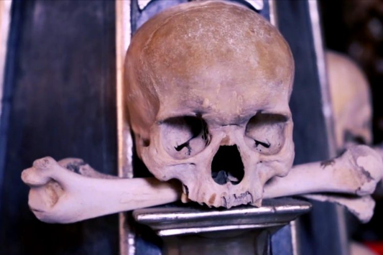 В костнице Кутна-Горы запрещают фотографировать останки людей