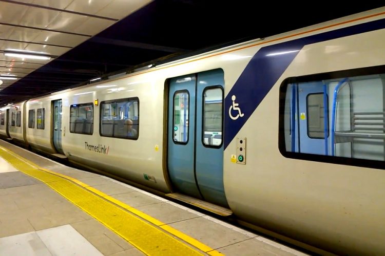 На ЖД станции в Лондоне произошло возгорание