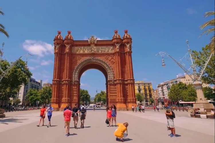 Турист из Франции умер по пути в аэропорт Барселоны из-за протестов