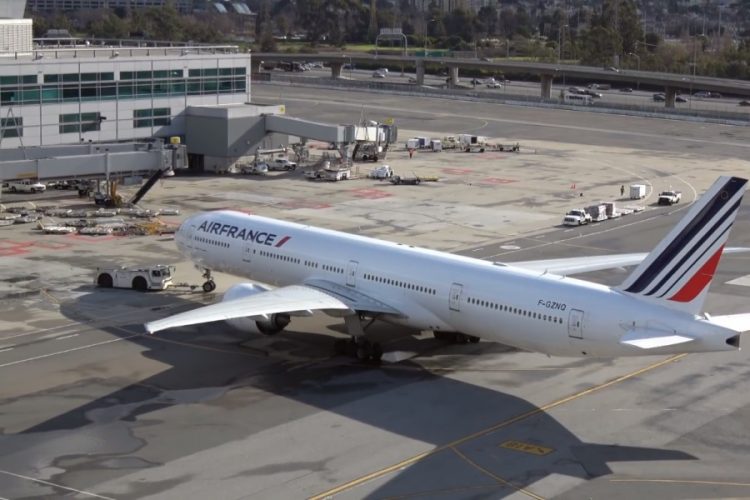 Рейс Air France экстренно приземлился из-за подозрительного телефона