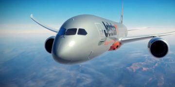 Мать с 2 детьми не пустили в самолет из-за отсутствия обуви у старшего ребенка