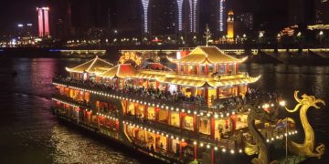 Туристы массово едут осматривать красоты самой длинной реки в Китае