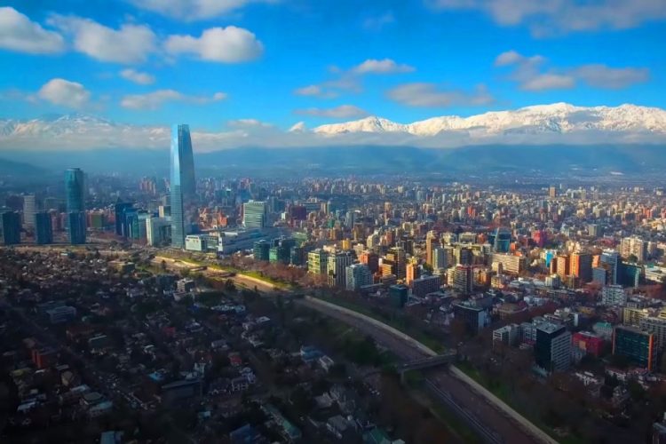 Аэропорт Сантьяго принимает рейсы согласно комендантскому часу