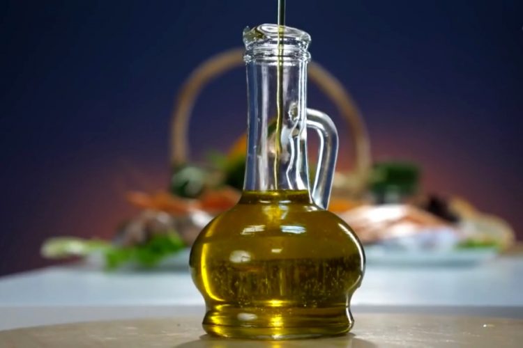 Туристы могут принять участие в производстве оливкового масла в Греции