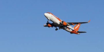 Авиакомпания easyJet запускает курс для людей, страдающих фобией полетов