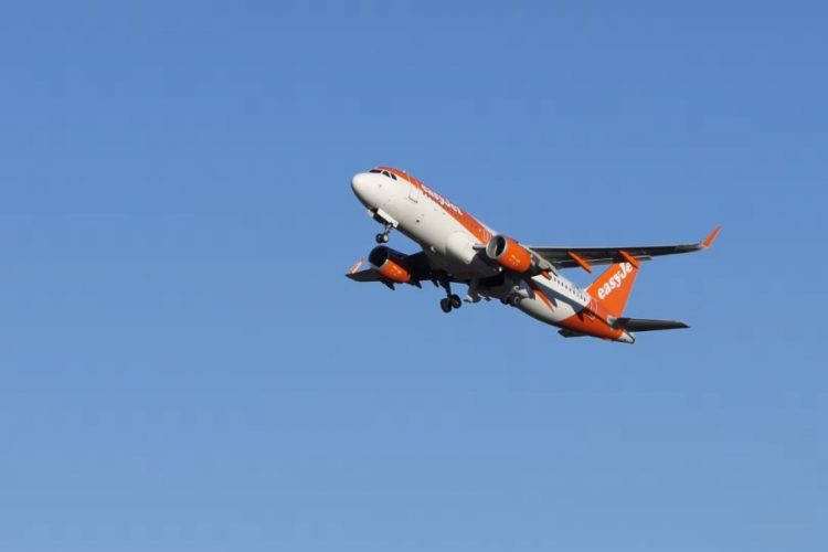 Авиакомпания easyJet запускает курс для людей, страдающих фобией полетов