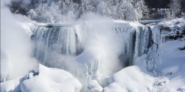 новость 01-12-2019 В Йеллоустонском национальном парке замерз водопад