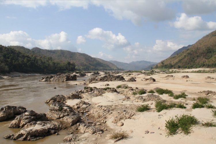 новость 02-11-2019 Самая большая река Азии Меконг погибает от засухи
