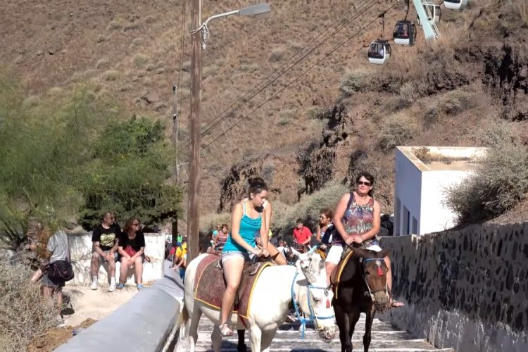 На Санторини снова подняли вопрос о толстых туристах