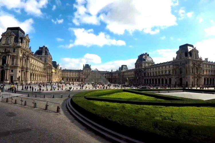 Реконструкцию часов в Лувре превратили в рекламу