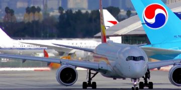 Гонконгские авиалинии не могут платить зарплату сотрудникам