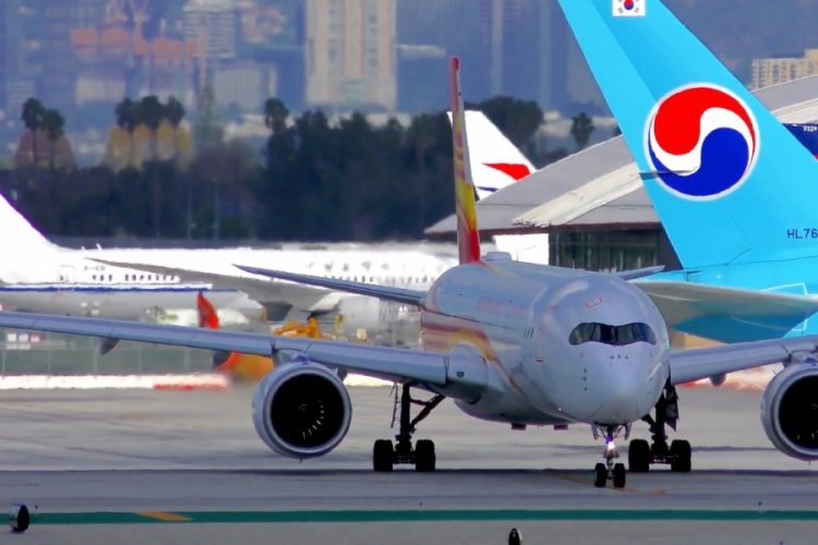 Гонконгские авиалинии не могут платить зарплату сотрудникам