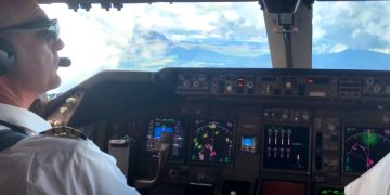 Пилот Boeing 747 нарисовал фигуру самолета в небе