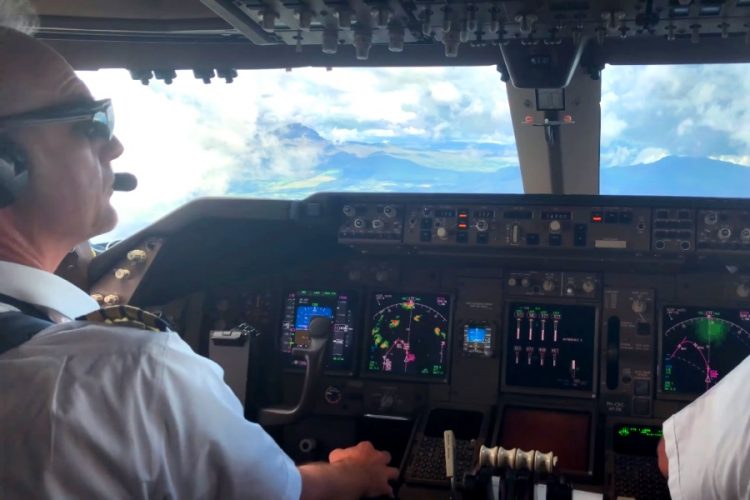 Пилот Boeing 747 нарисовал фигуру самолета в небе