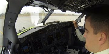 Пилота авиакомпании посадили за изнасилование 13-летней девочки