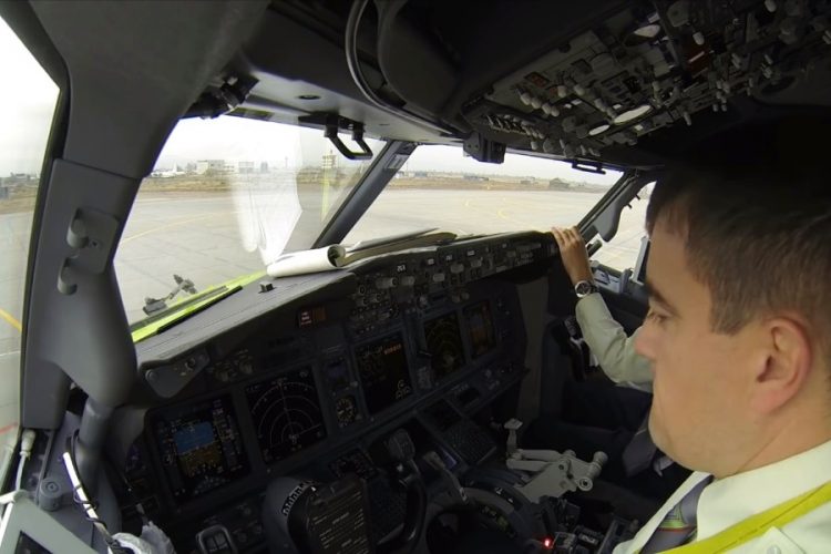 Пилота авиакомпании посадили за изнасилование 13-летней девочки