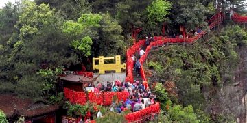 Туристка сорвалась с гор в Китае - родители винят в трагедии достопримечательность