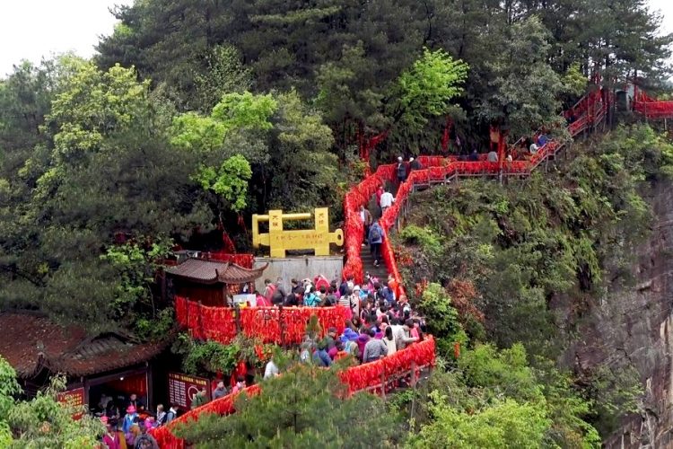 Туристка сорвалась с гор в Китае - родители винят в трагедии достопримечательность
