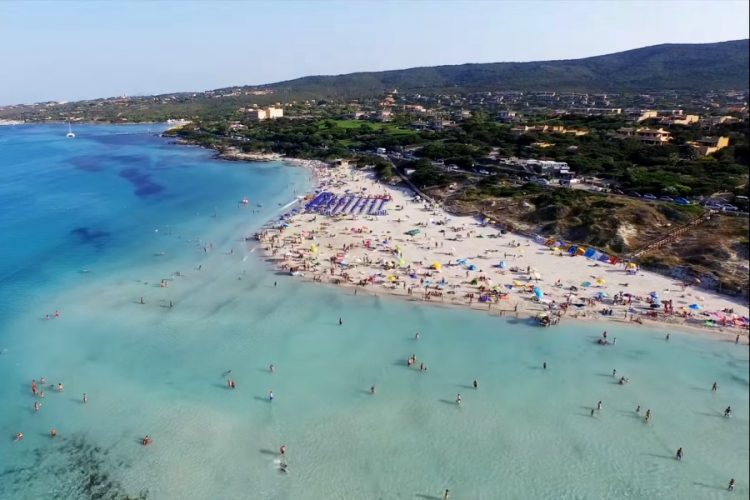 Популярный пляж Сардинии становится платным
