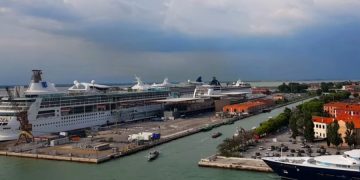 Венецианцы винят корабли в наводнениях