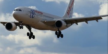 Пилот учил стажера и случайно сообщил о захвате самолета