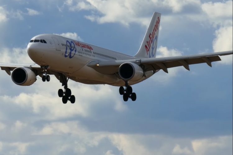 Пилот учил стажера и случайно сообщил о захвате самолета