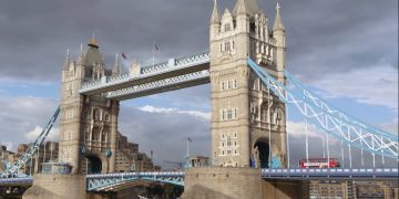 Инвалида бросили на лестнице отеля в Лондоне, несмотря на пожар