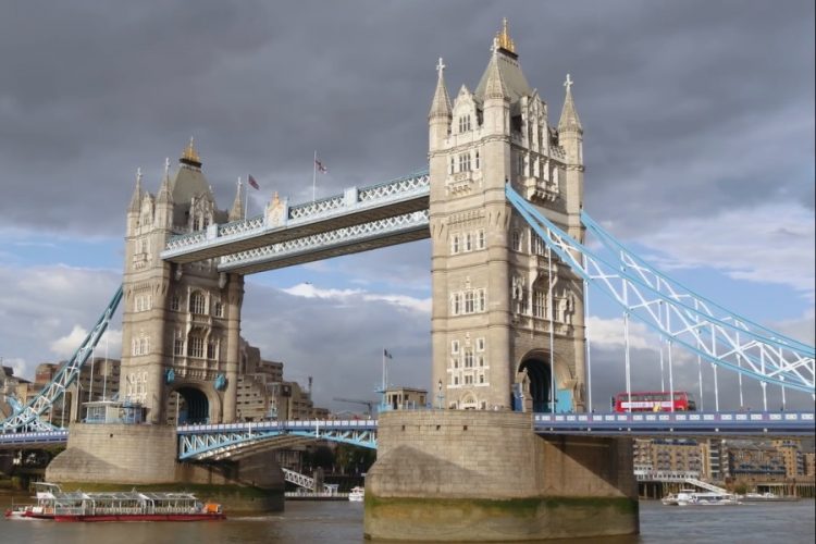 Инвалида бросили на лестнице отеля в Лондоне, несмотря на пожар