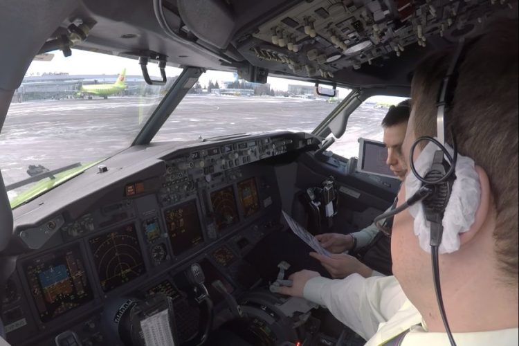 Пилот получил пожизненный запрет на полеты из-за любопытной пассажирки