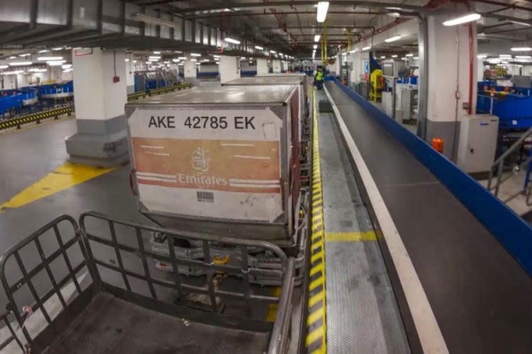 Работник аэропорта Чанги умышленно менял багажные бирки на сумках