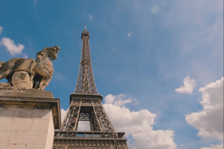 Снимок туристки, которая целует незнакомца у Эйфелевой башни, облетел весь мир