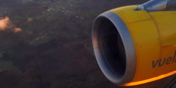 Пассажира авиакомпании Vueling выгоняла полиция из туалета