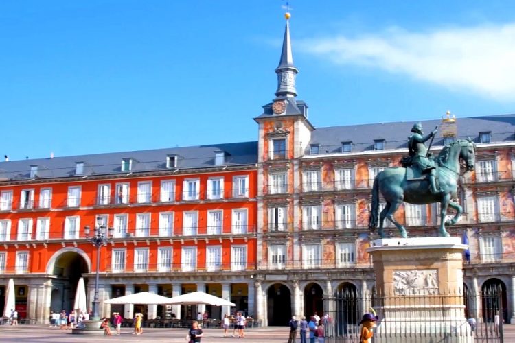 Открылась вакансия мечты туриста - зарплата более 2 млн. рублей