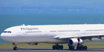У самолета Philippine Airlines загорелся двигатель в воздухе