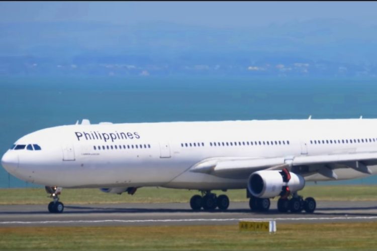 У самолета Philippine Airlines загорелся двигатель в воздухе