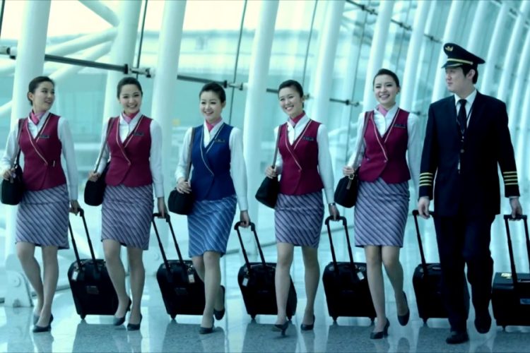 Гонконгские авиалинии останавливают ряд рейсов