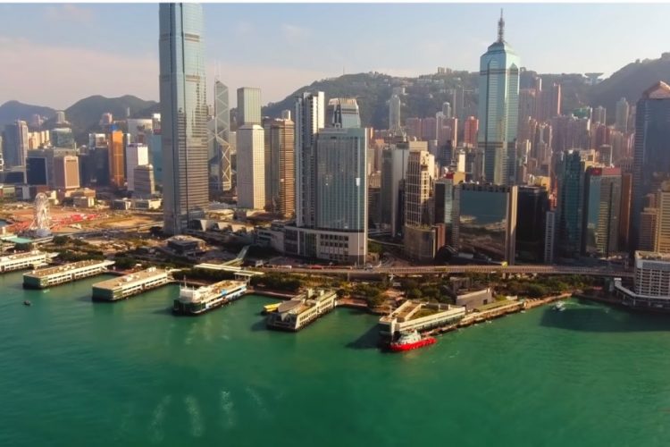 Пассажир пытался перевезти боеприпасы через аэропорт Гонконга