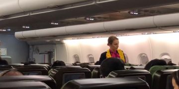 Экипаж авиакомпании Qantas пострадал во время турбулентности
