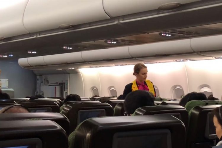 Экипаж авиакомпании Qantas пострадал во время турбулентности