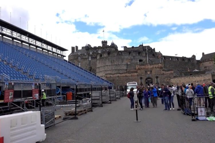 Эдинбургский замок превращается в Замок света