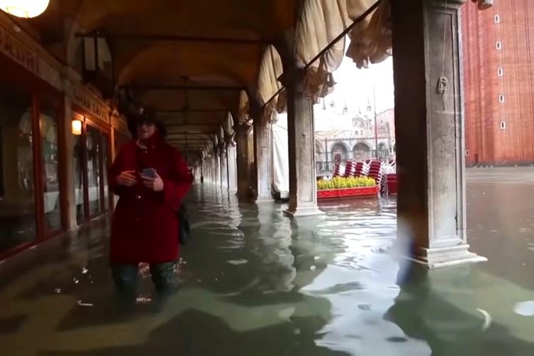 Уровень воды на улицах Венеции побил 50-летний рекорд