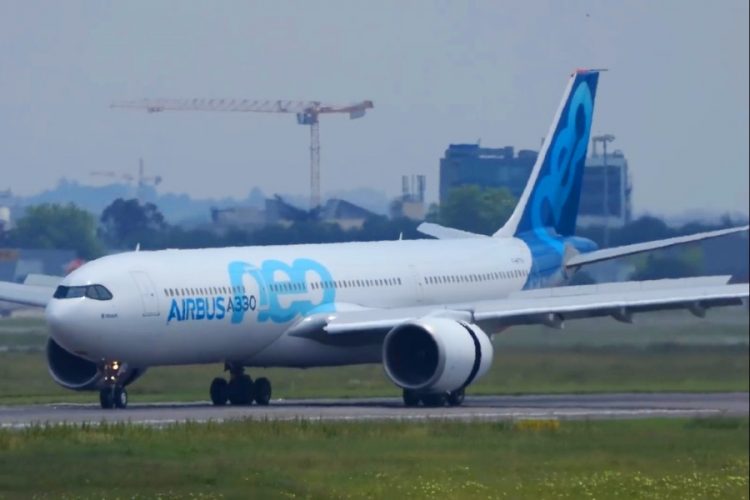 Самолет вернули производителю из-за запаха мокрых носков