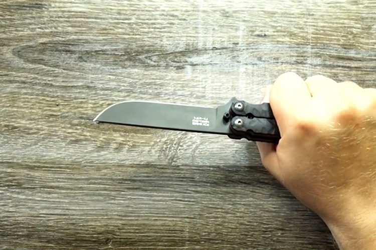 В аэропорту Дубая изъяли сотни незаконных предметов