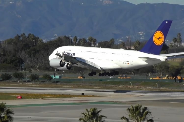 Lufthansa Group отменила 1300 рейсов. Что делать пассажирам?