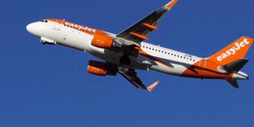 Самолет easyJet пролетел всего в 20 метрах от дрона