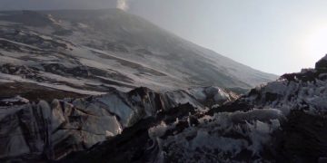 На Камчатке началось извержение действующего вулкана