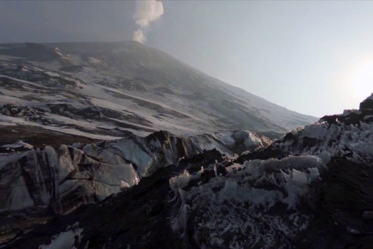 На Камчатке началось извержение действующего вулкана