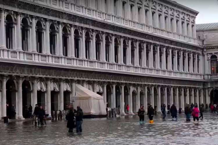 Венеция на 80% ушла под воду