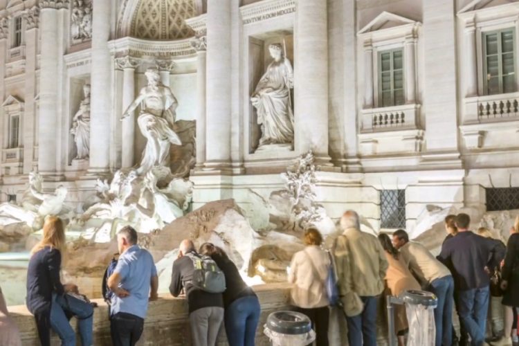 Фонтан Треви в Риме все же обнесут барьером