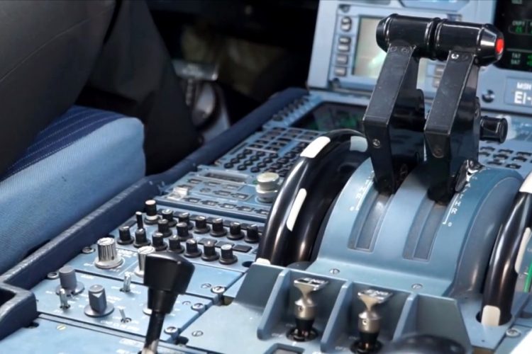 Мужчина надел форму пилота и пытался полететь бесплатно